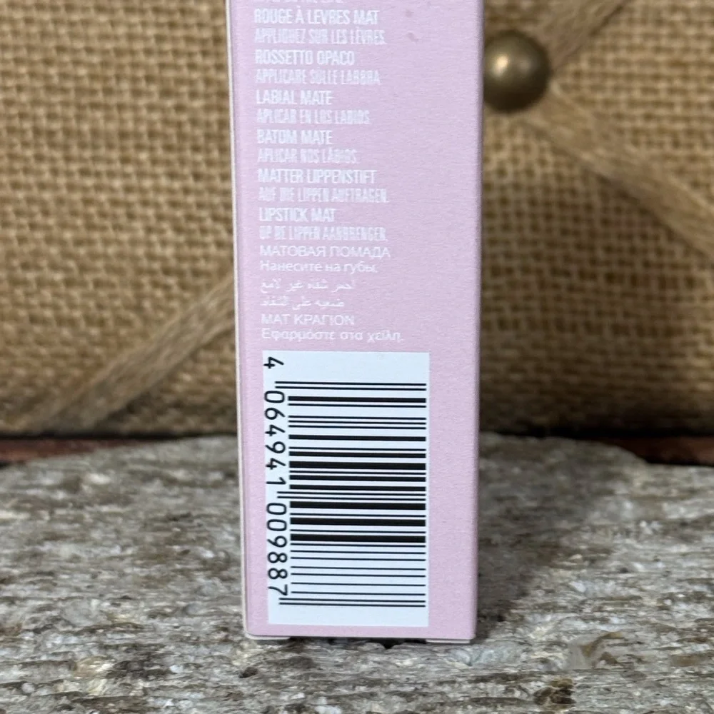 Kylie‎ Matte Lipstick in Up To No Good